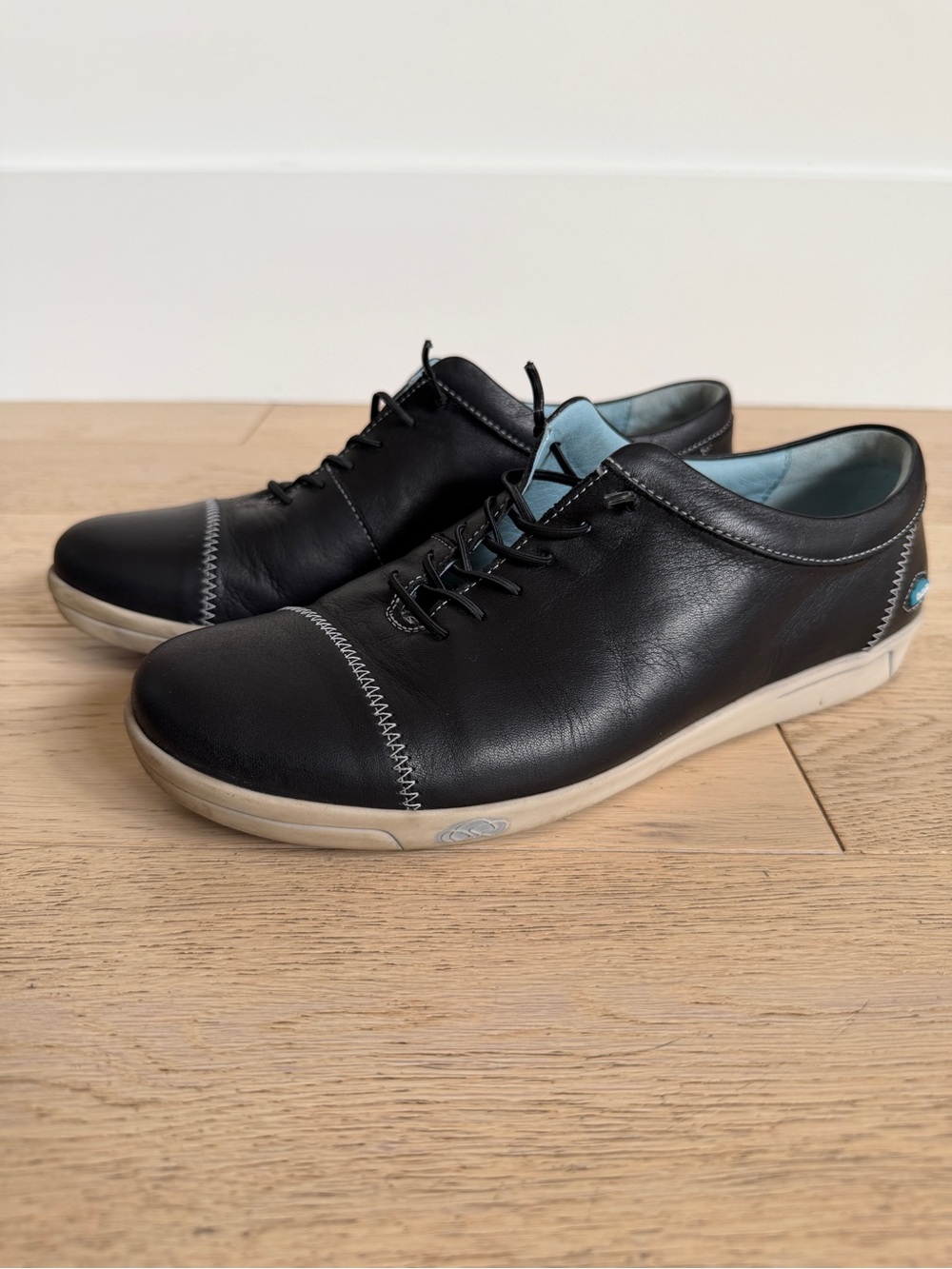 CLOUD FOOTWEAR Black Leather Flat Sneaker Elastic Slip On Laces Casual Travel